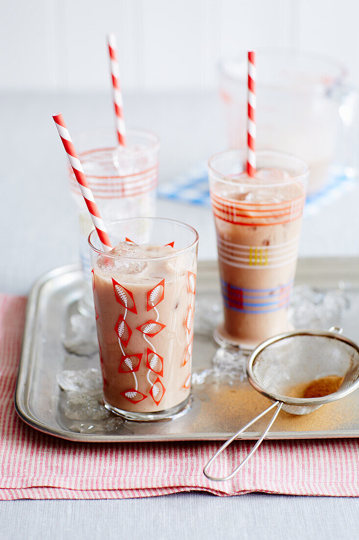 Iced Chocolate Latte Coffee Chai mit Strohhalmen