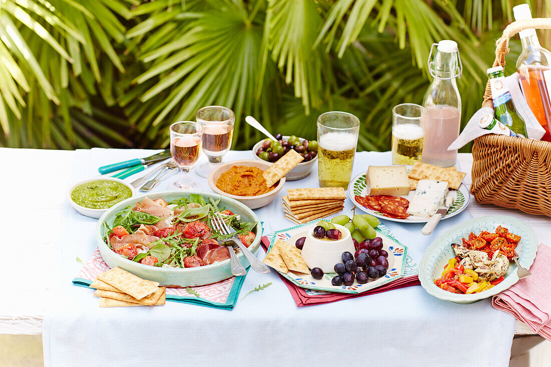 Mediterranes Picknick-Buffet im Freien