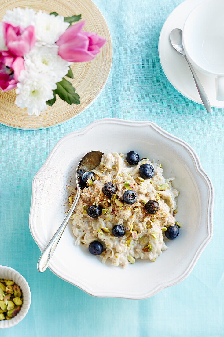 Overnight Oats with blueberries and pistachios