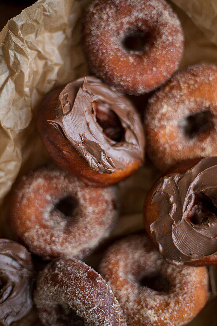 Donuts mit Zimtzucker und Schokolade