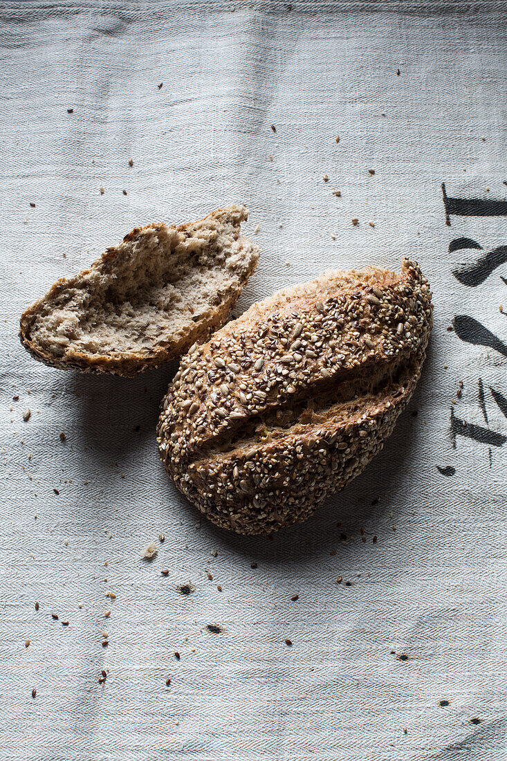 Roggen-Dinkel-Hirse-Brot mit Saaten