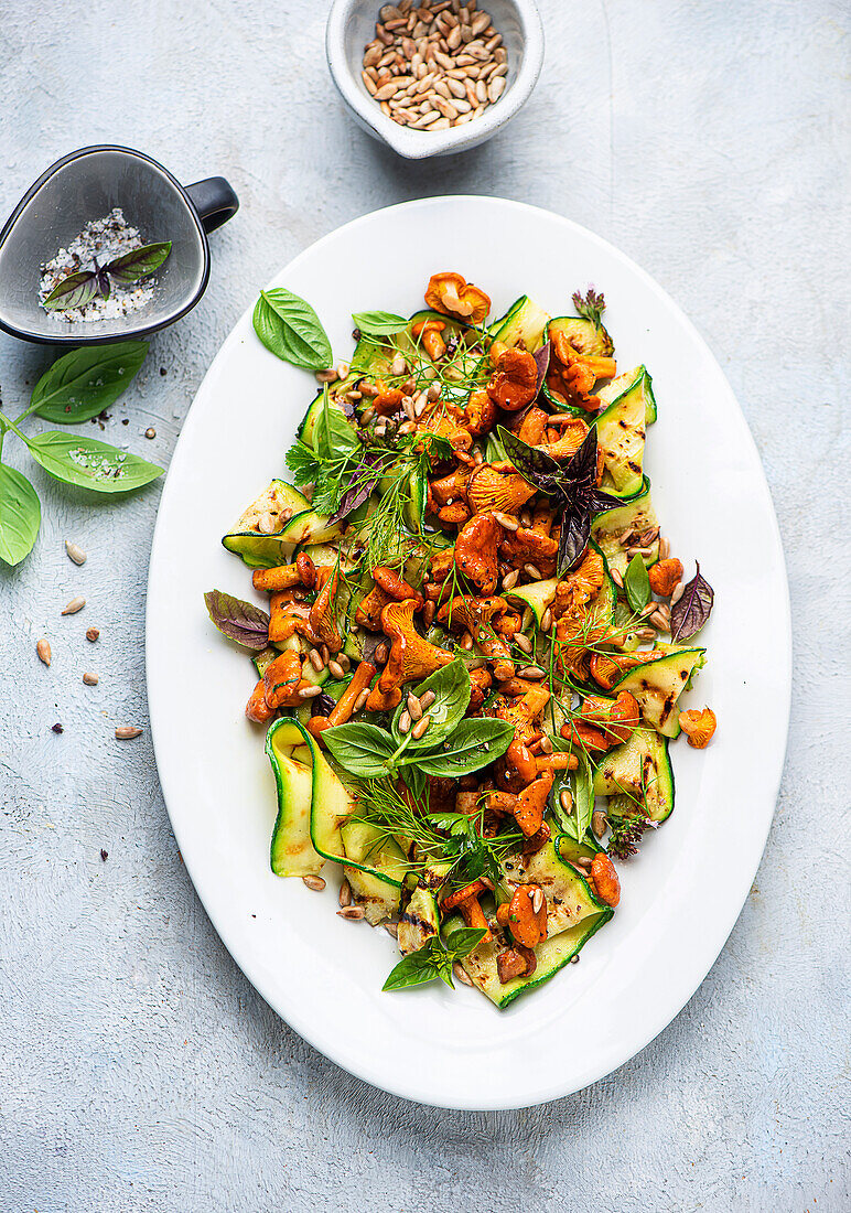 Zucchini-Salat mit gebratenen Pfifferlingen