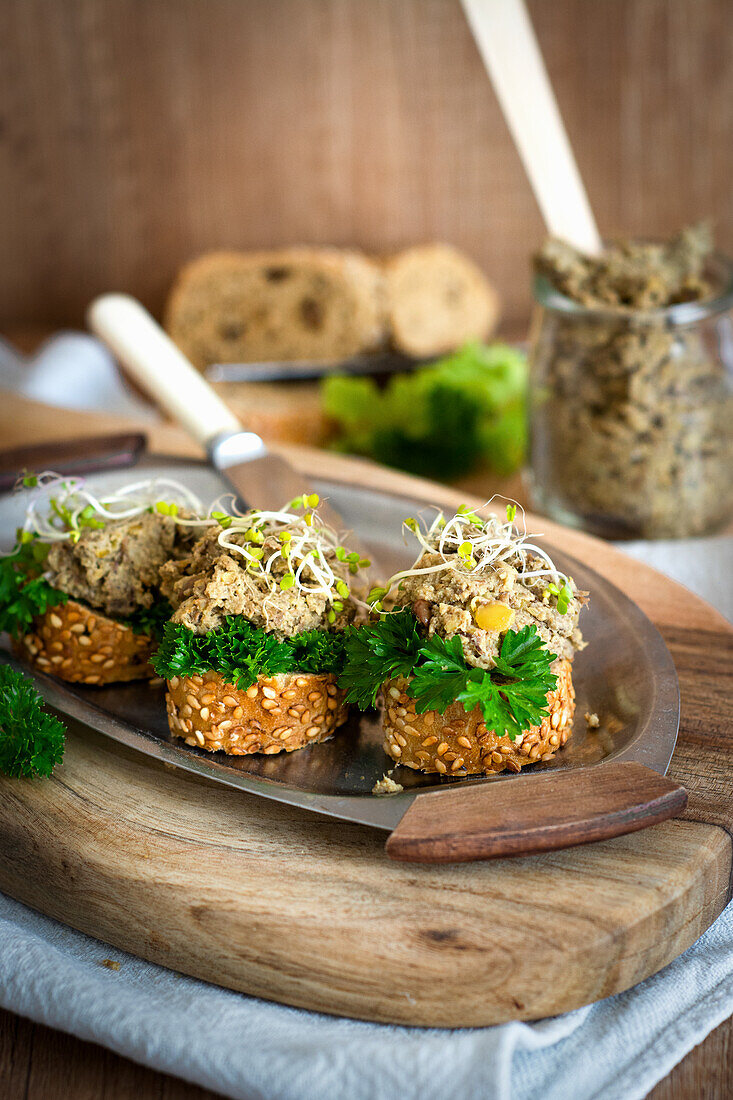 Bites with parsley and mushroom paste