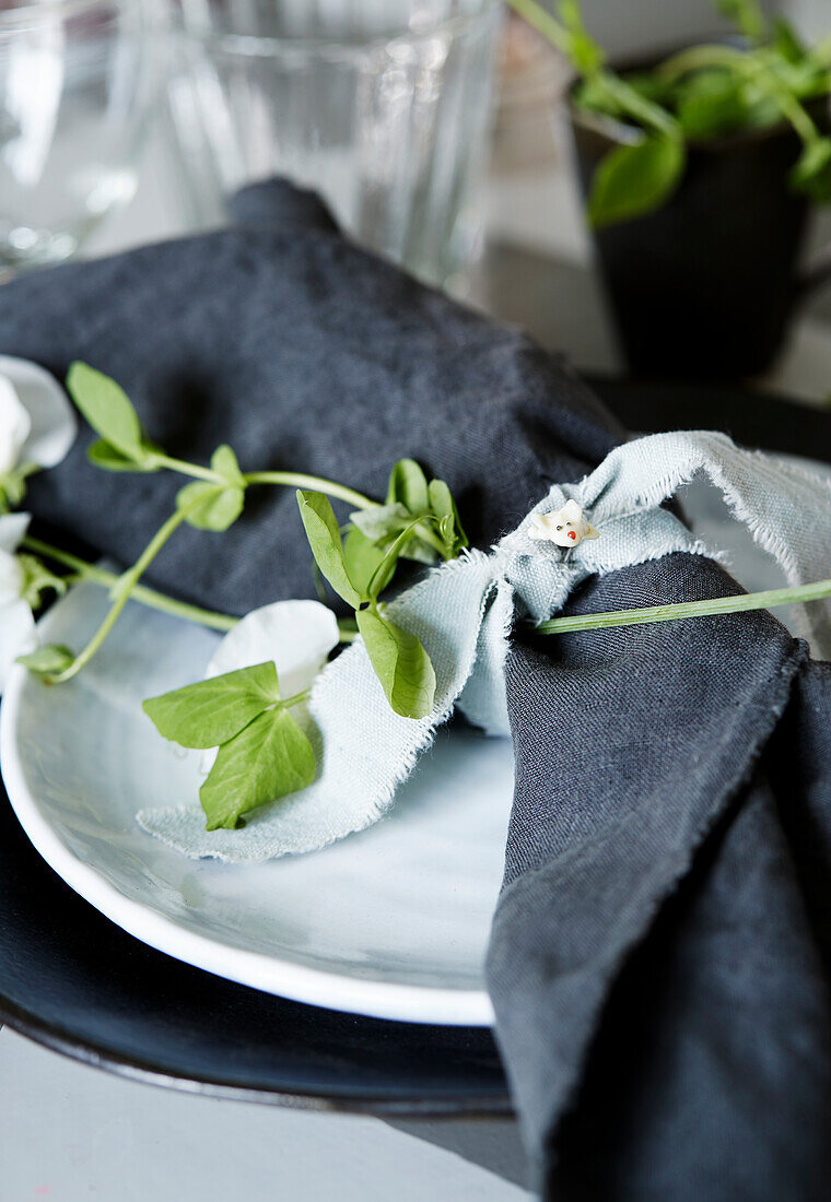 Gedeck mit Erbsenranke und kleiner Maus