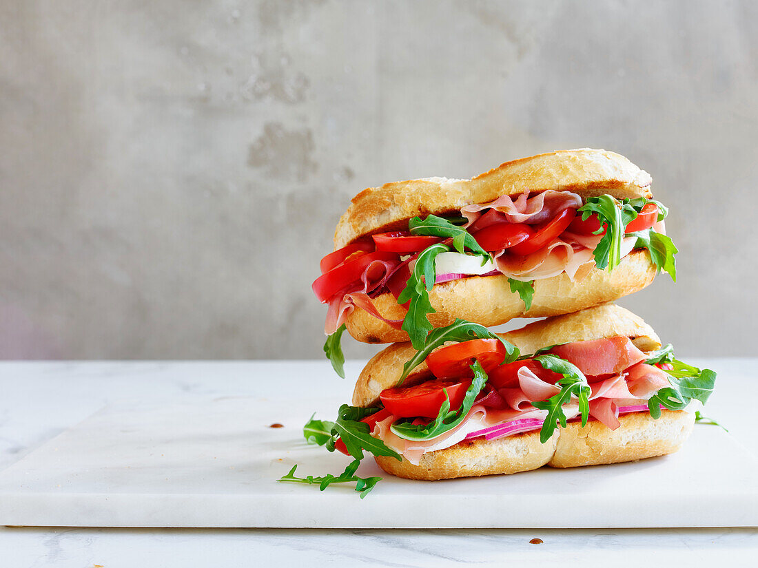 Serrano sandwich with tomatoes and rocket salad