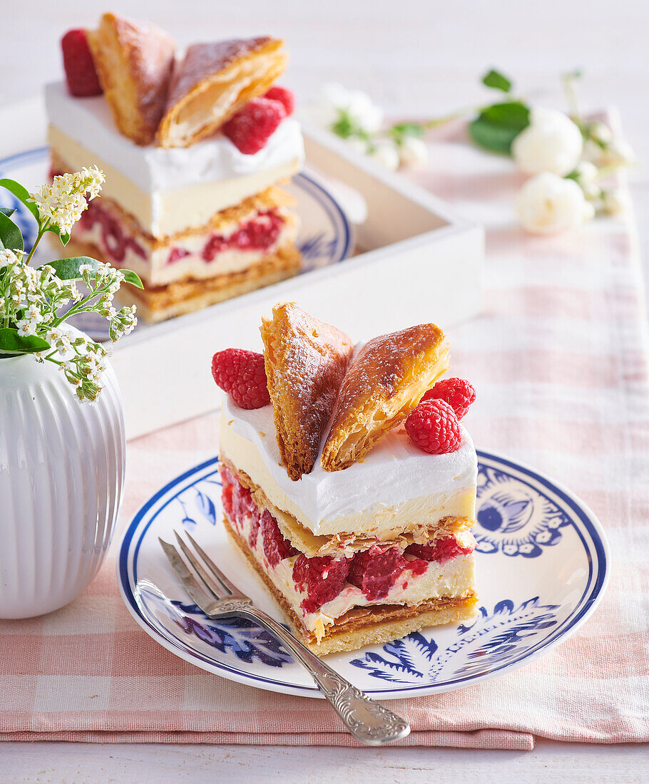 Österreichische Sahneschnitten mit Himbeeren