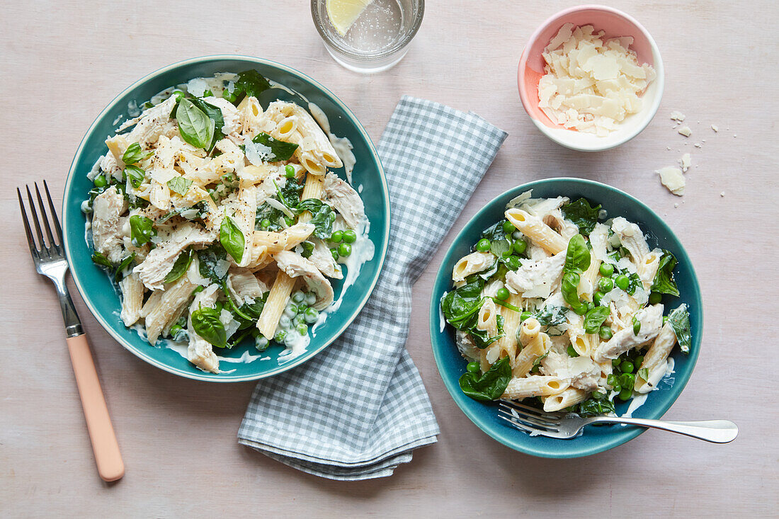 Cremige Pasta mit Huhn, Erbsen, Basilikum und Käse