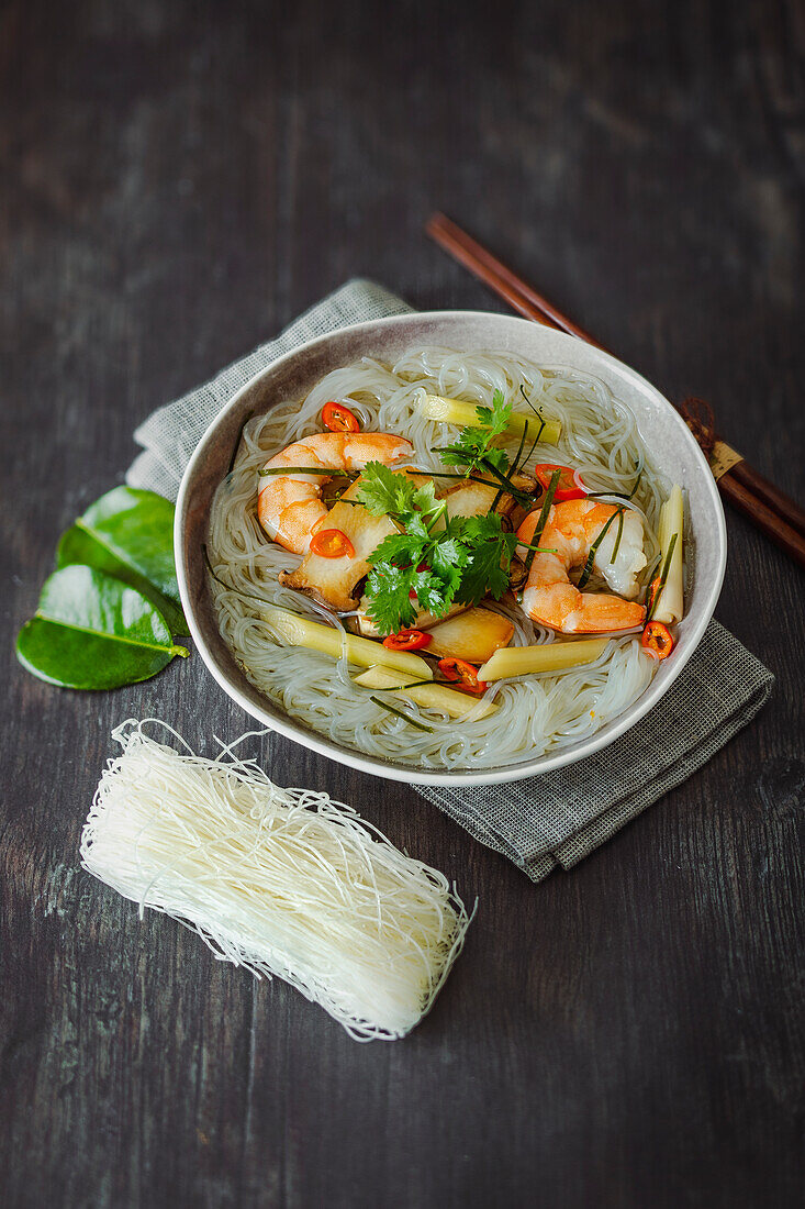 Reisnudelsuppe mit Zitronengras und Garnelen