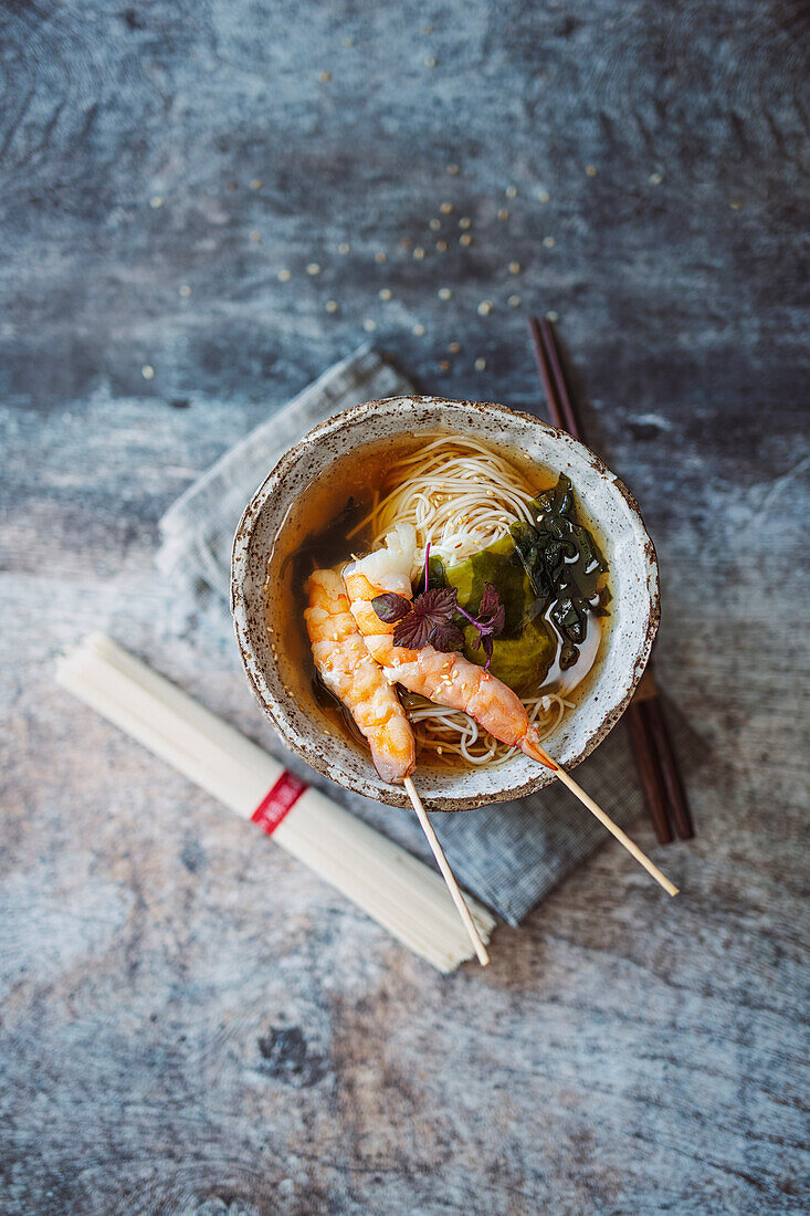 Japanische Nudelsuppe mit Somennudeln, Garnelen und Algen