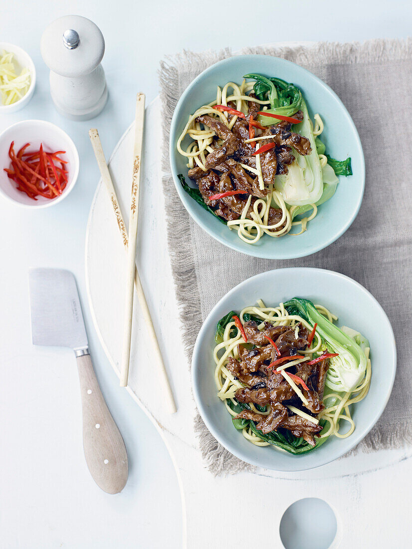 Beef stirfry with pak choy and noodles (Asia)