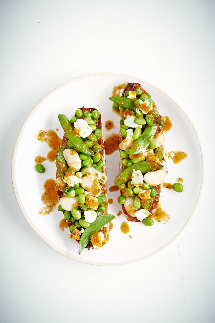 Bread with edamame and goat cheese
