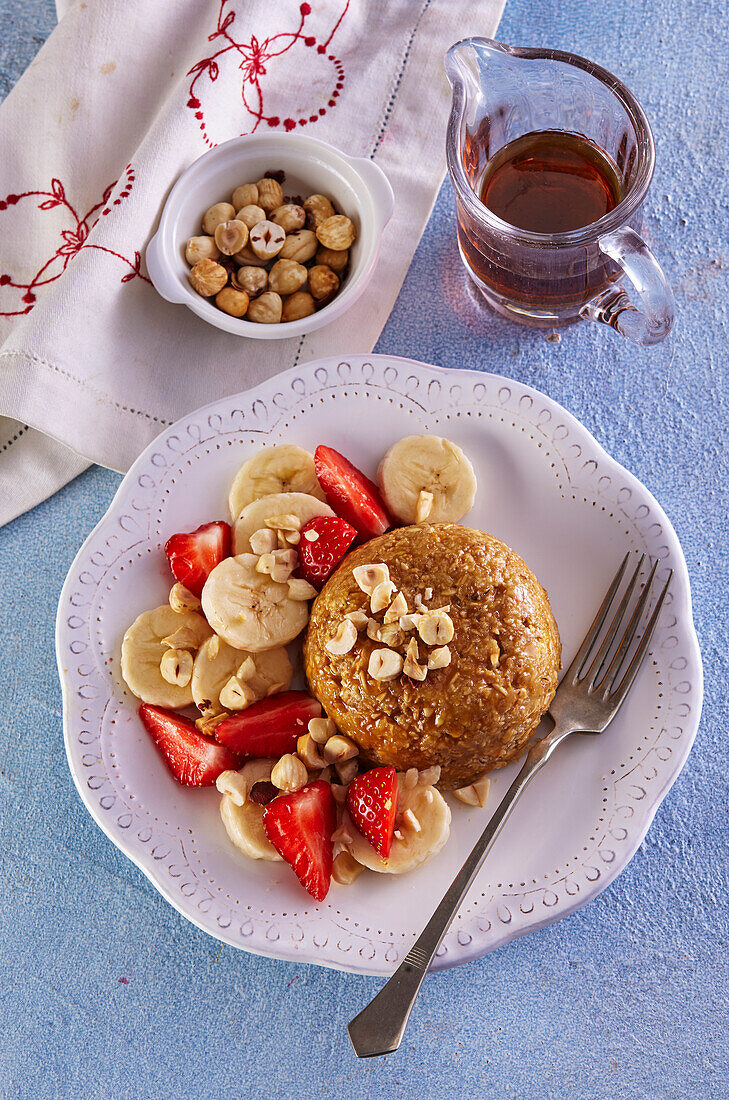 Mug Cake mit Banane, Erdbeeren und Nüssen