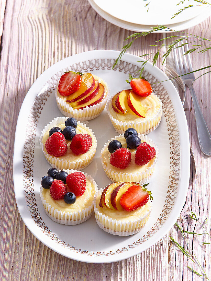 Mini-Käsekuchen mit frischen Sommerfrüchten