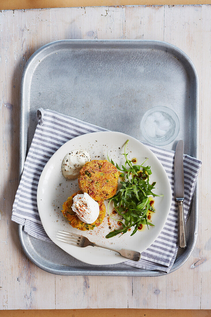 Erbsen-Polenta-Küchlein mit Schinken