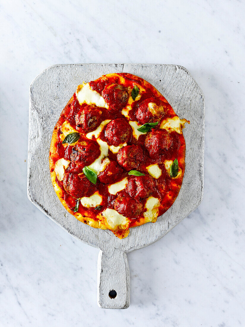 Pizza mit Fleischbällchen und Arrabbiata-Sauce