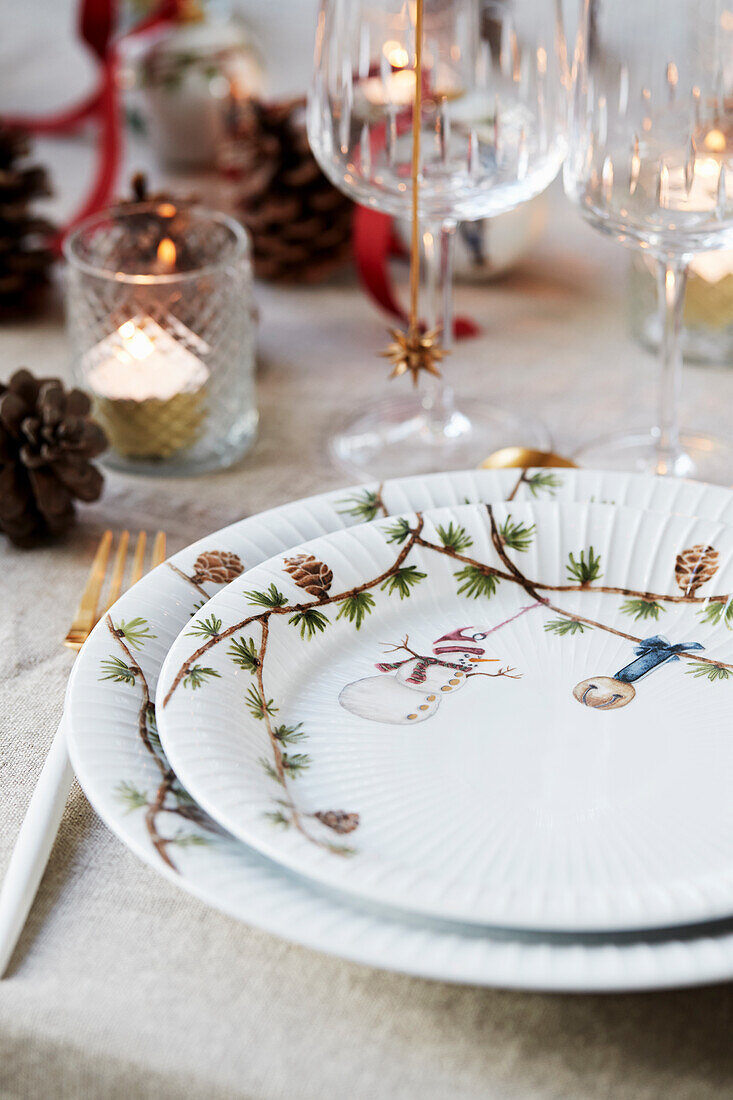 Weihnachtsgedeck, Gläser und Windlichter auf Tisch