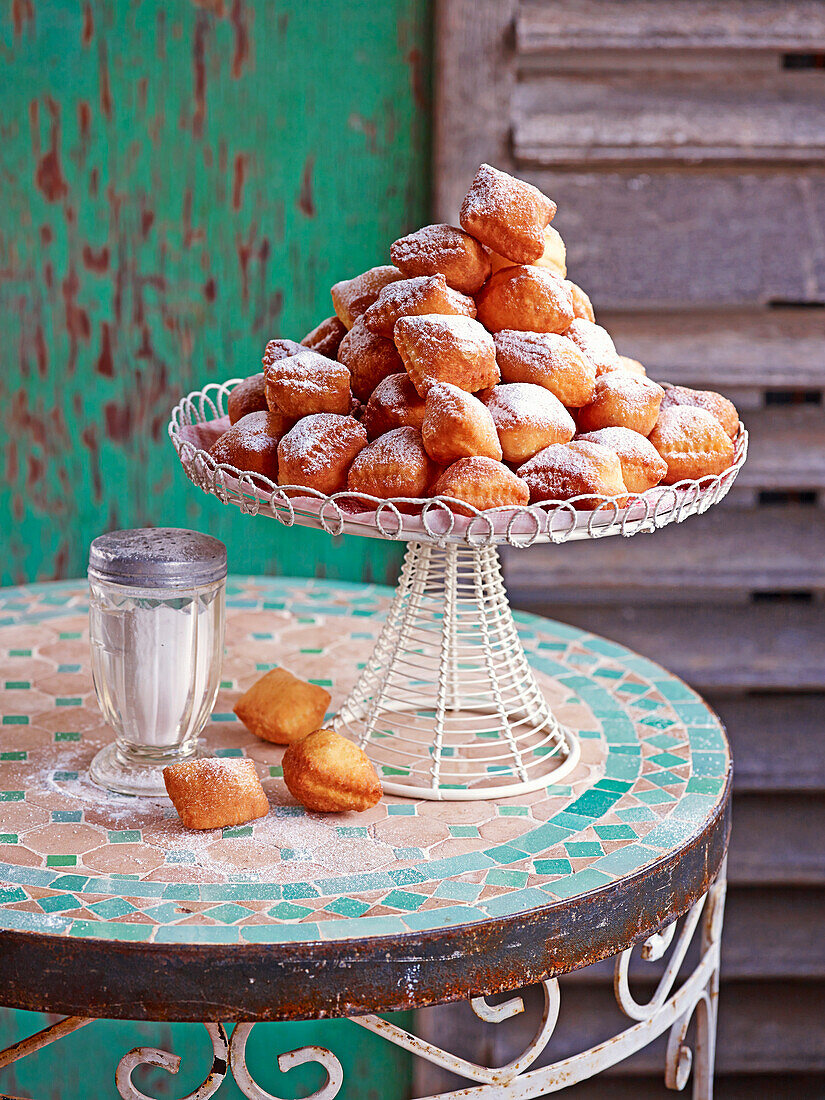 Beignets mit Puderzucker