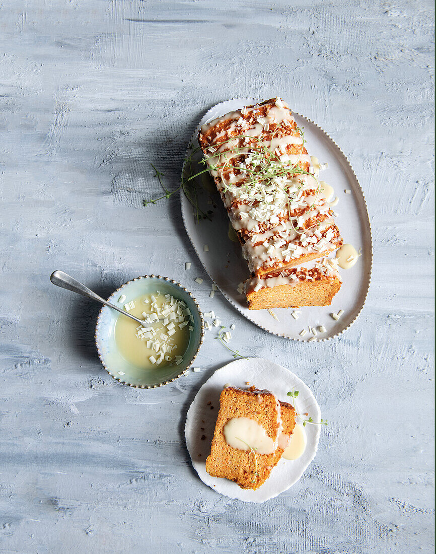 Kastenförmiger Karottenkuchen mit weißer Schokoladenglasur