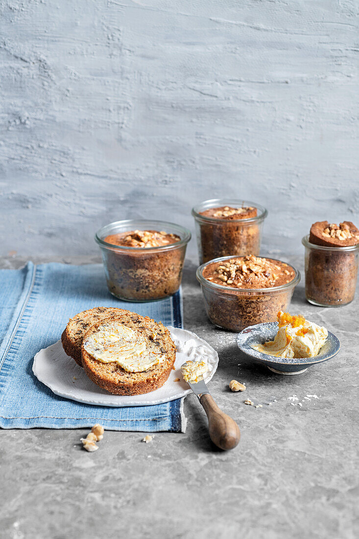 Karotten-Muffins im Glas gebacken, mit Orangenbutter