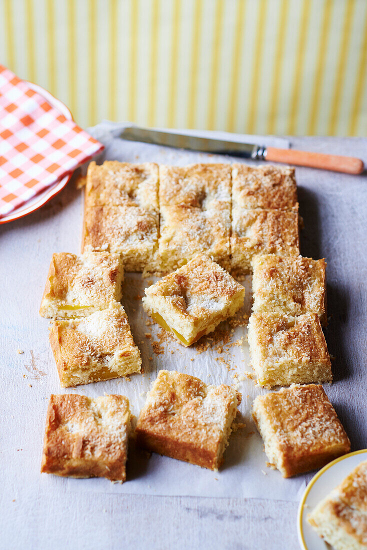 Kokosnuss-Mango-Blechkuchen