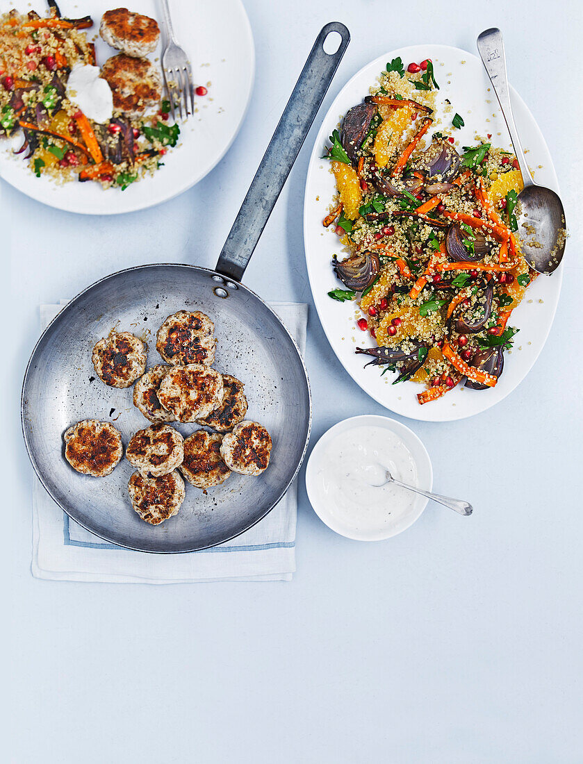 Putenfrikadellen mit Couscous-Gemüse-Salat