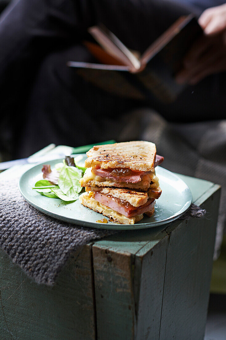 Toast mit Brie, Schinken und Feigenmarmelade