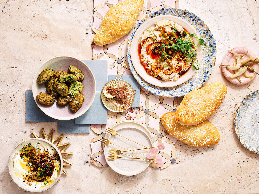 Labneh, Hummus, Falafel und Fladenbrot (Menü, Mittlerer Osten)