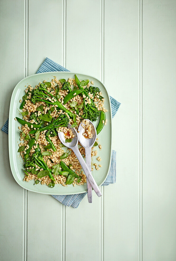 Whole wheat salad with broccoli and pea pods