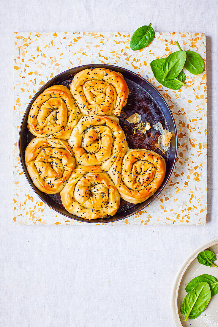 Filoteig-Spiralkuchen mit Spinat