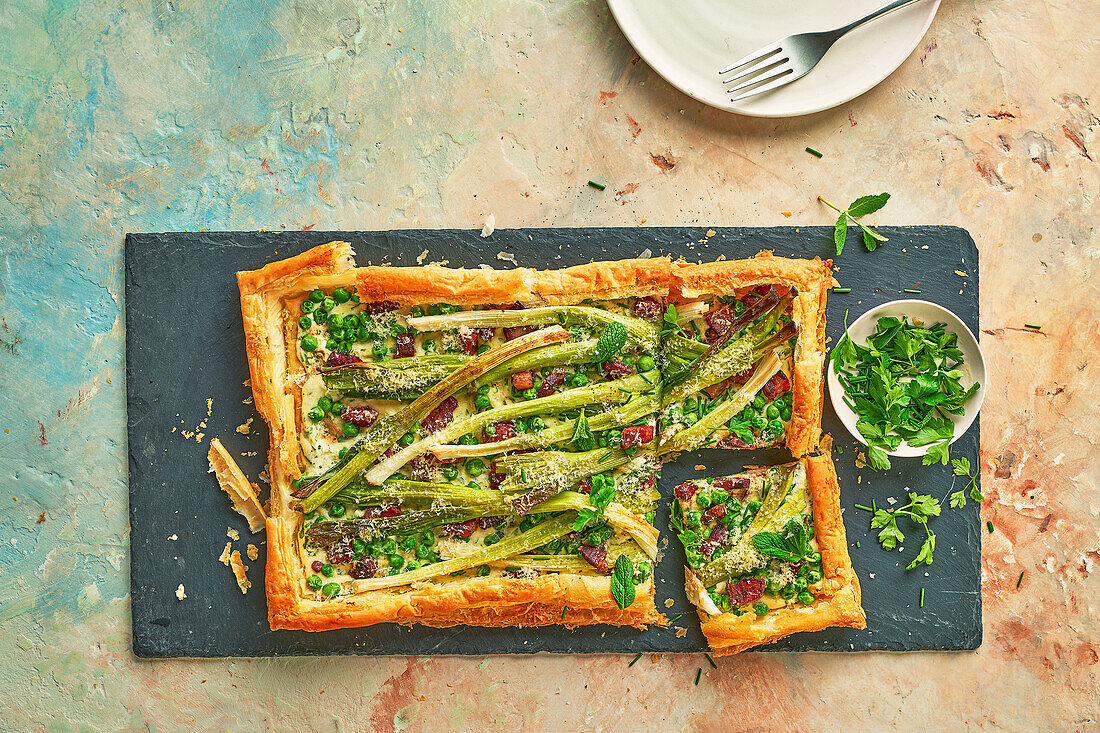 Tarte mit Frühlingszwiebeln, Erbsen und Pancetta