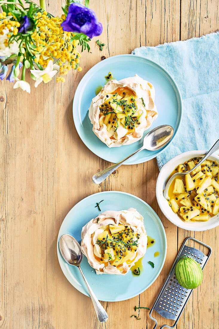 Vanille-Pavlova mit Ananas und Passionsfrucht