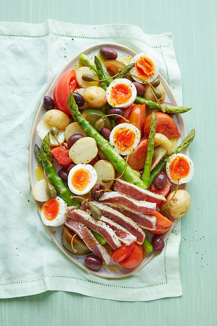 Salad Nicoise mit Thunfisch, Spargel und Ei