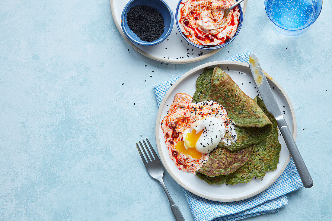 Spinatpfannkuchen mit Harissa-Joghurt und pochiertem Ei