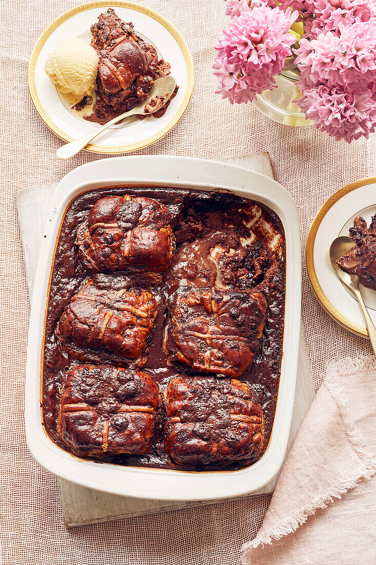 Hot Cross Bun-Pudding mit Schokolade