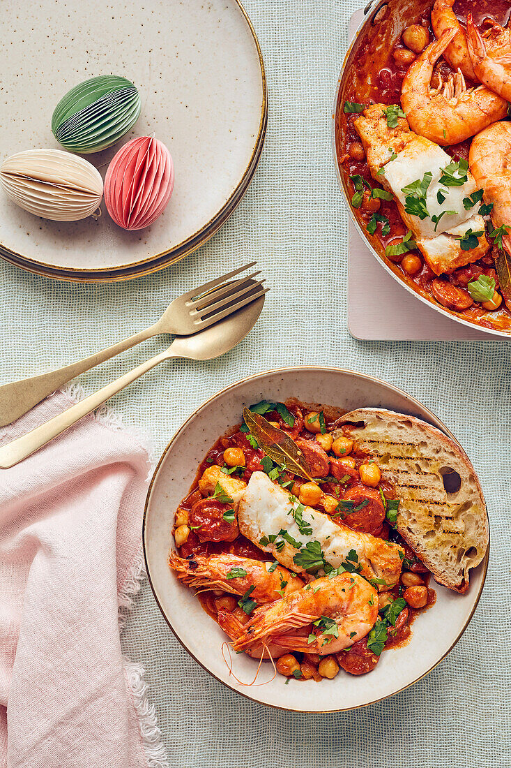 Fischeintopf mit Garnelen und Kichererbsen zu Ostern