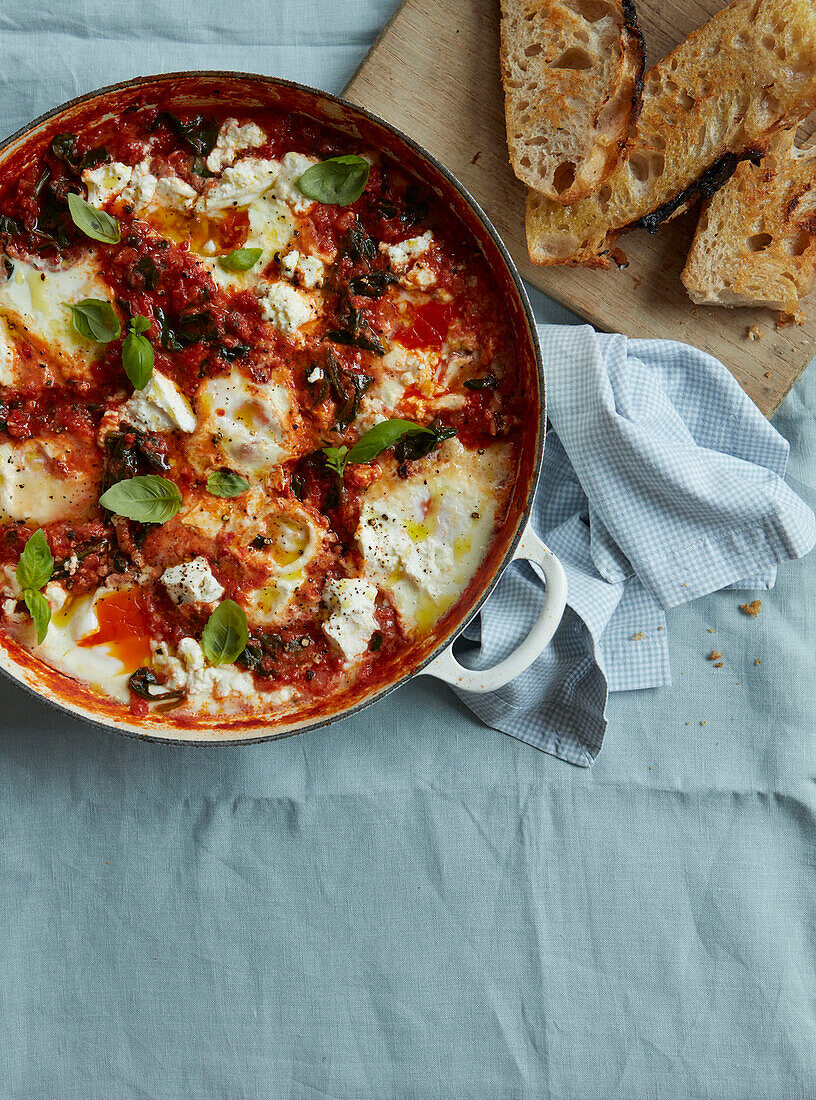 Gebackene Eier mit Spinat-Tomaten-Ricotta und Basilikum