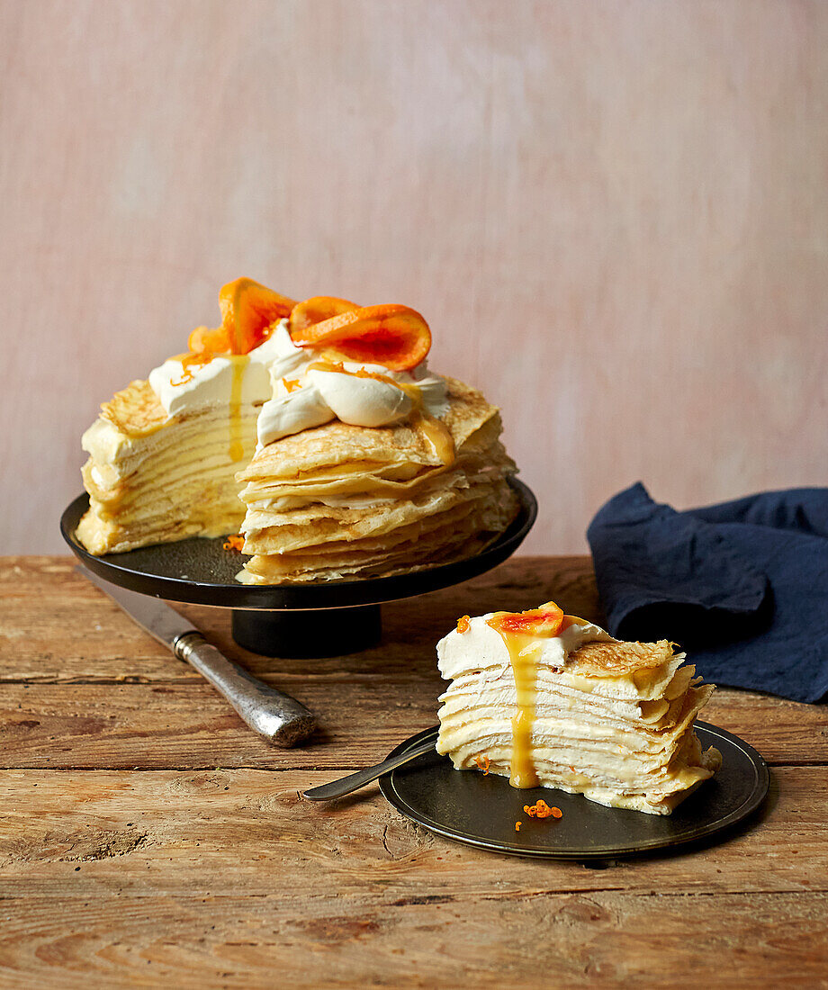 Crêpestorte mit Blutorangencreme