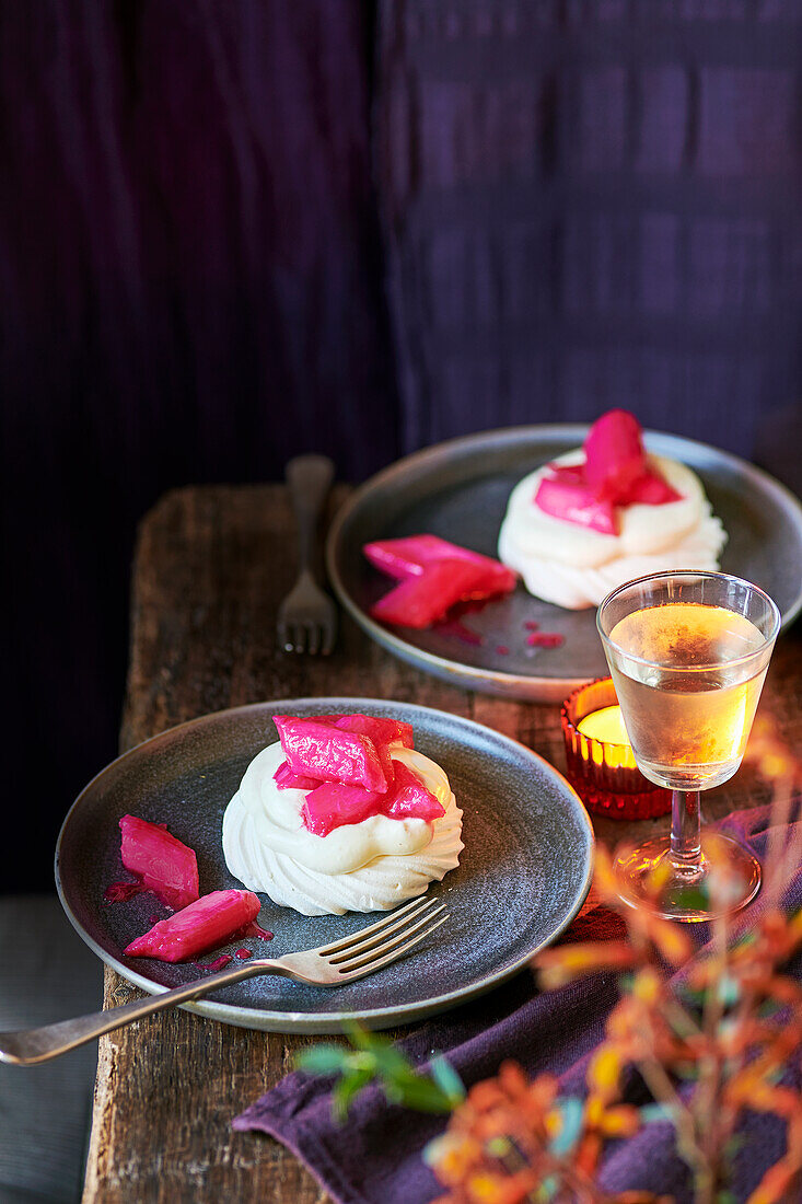 Mini meringues with poached rhubarb