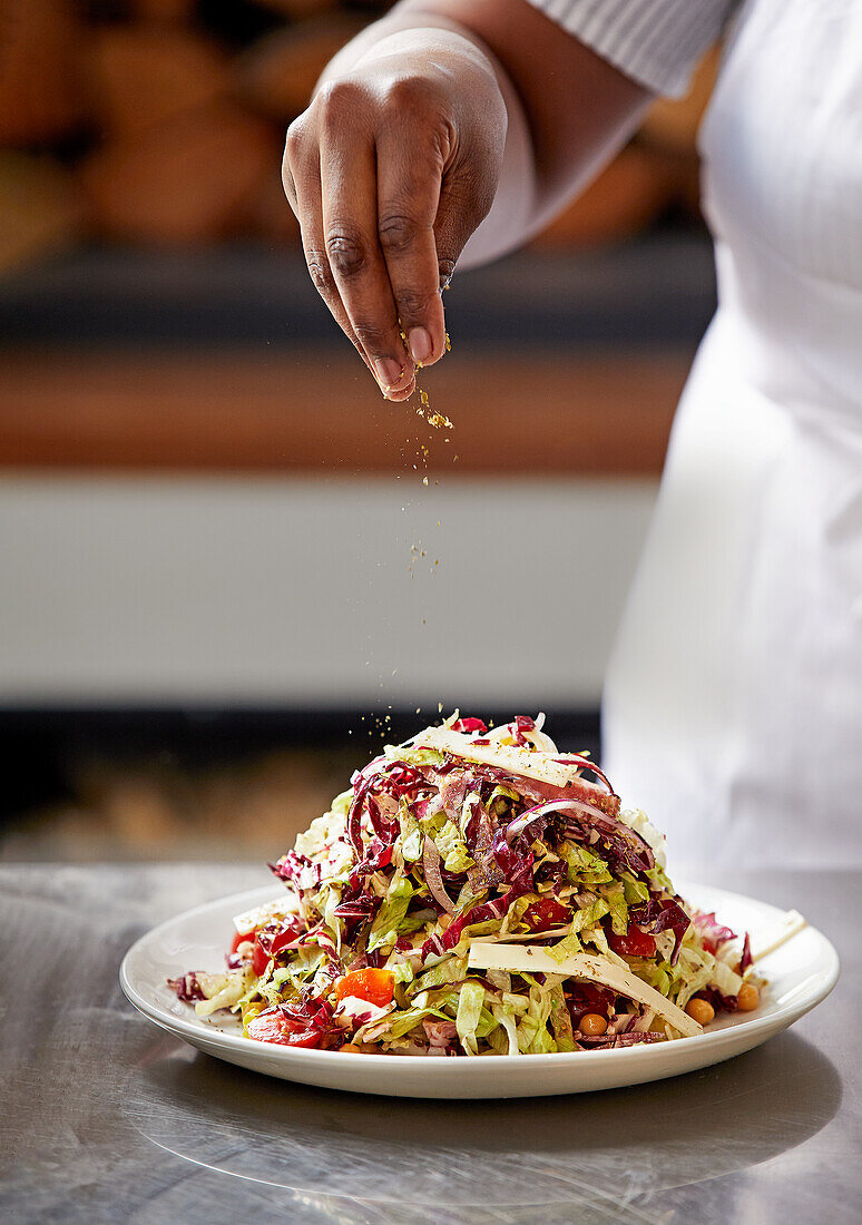 Gemüsesalat mit Provolone, Salami und Peperoncini