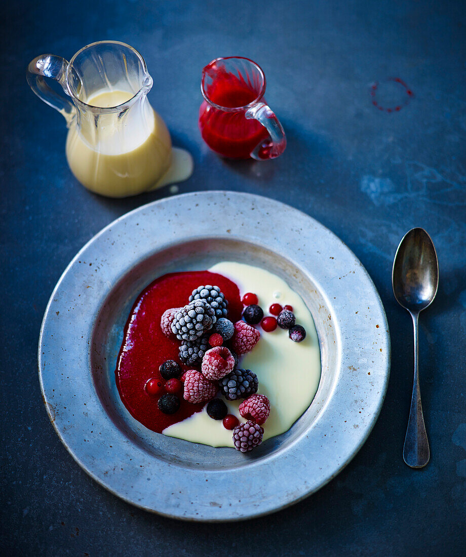 Geeiste Beeren mit heißer weißer Schokoladensauce