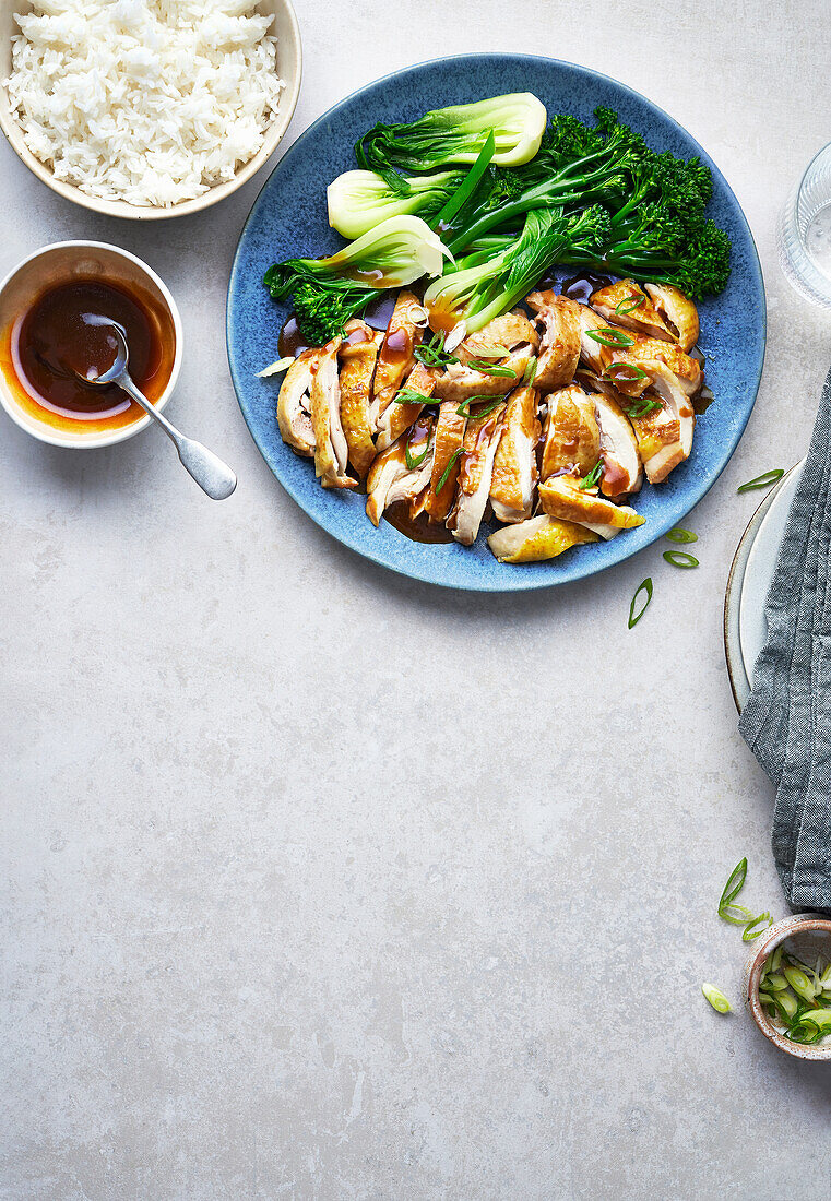 Hähnchen mit Sojasauce, Brokkoli und Pak Choi