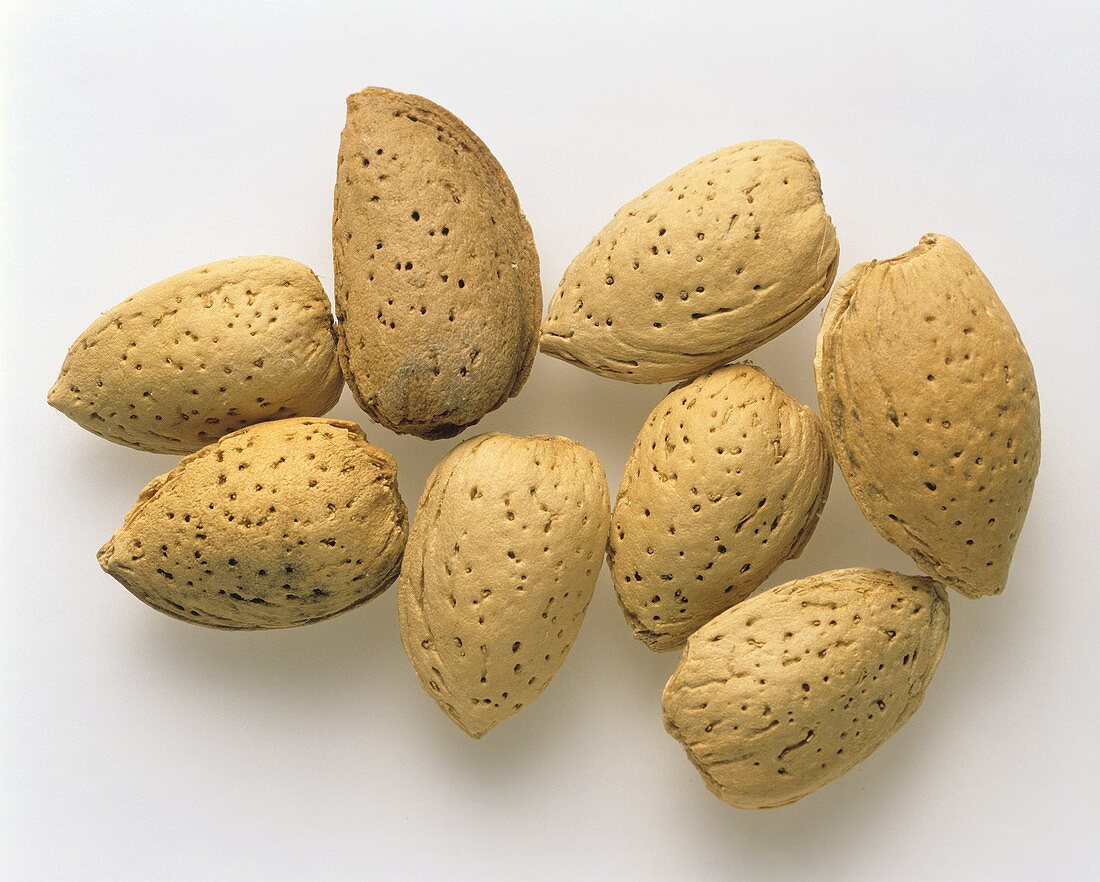 Whole almonds (with shells)