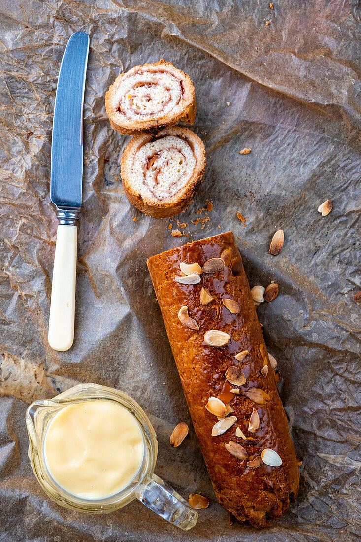 Himbeer-Mandelrolle mit Pudding