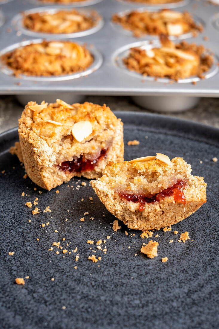 Glutenfreie Mini-Himbeer-Bakewell-Törtchen