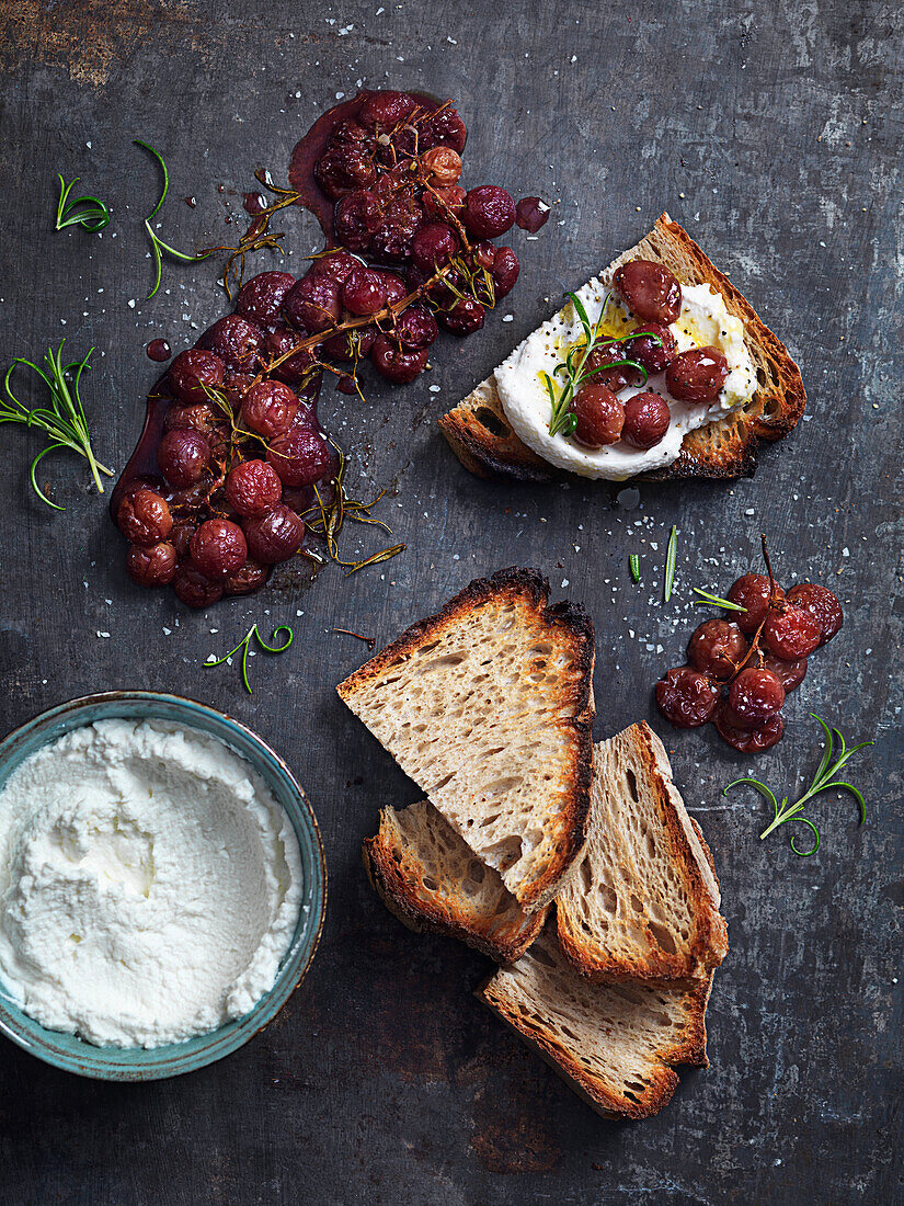 Brot mit Frischkäse, gebackenen Kirschen und Rosmarin