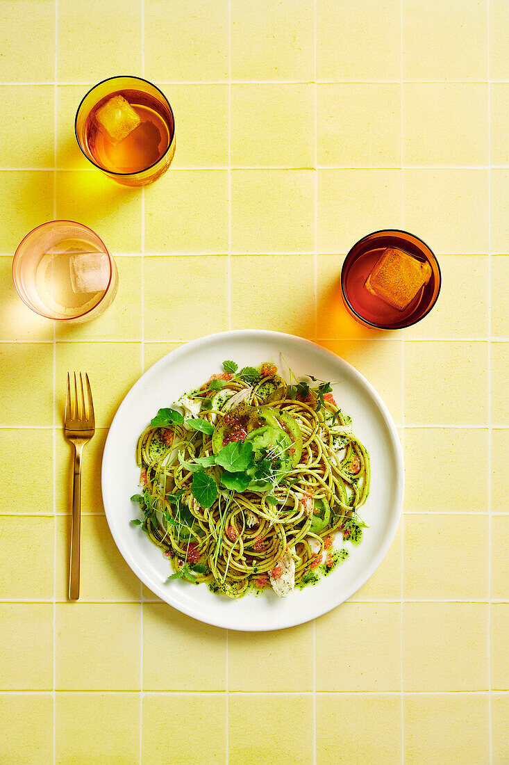 Spaghetti mit Fisch, Kaviar, grünen Tomaten und Kräutern