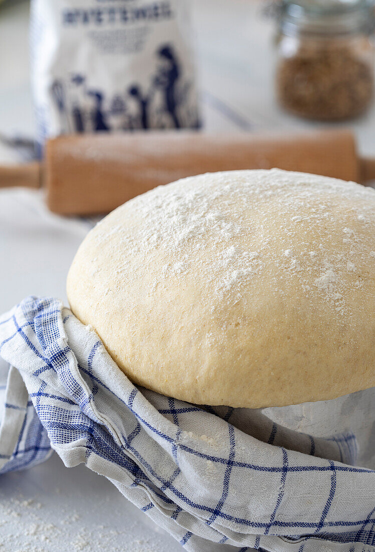 Aufgegangener Hefeteig für Butterkuchen