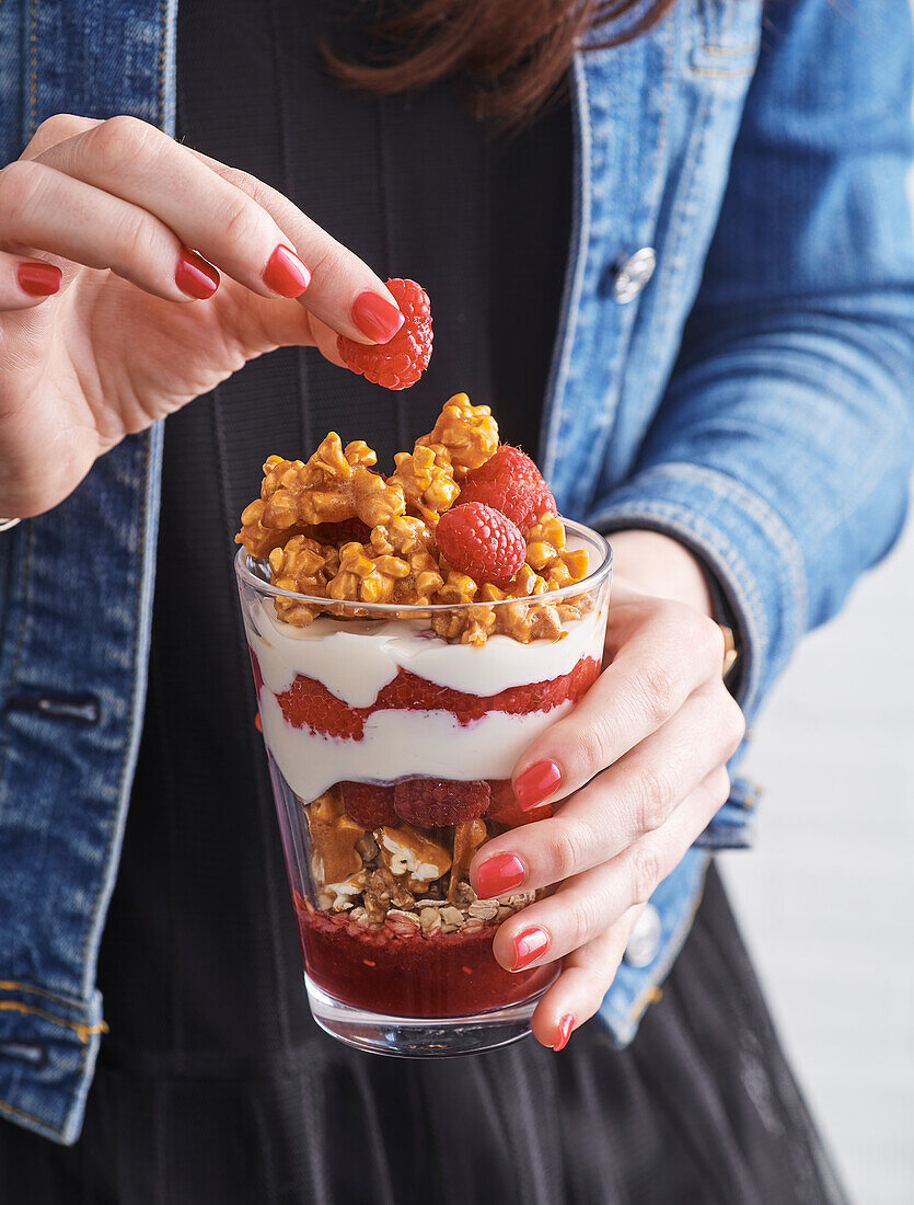 Müsli-Popcorn-Trifle mit Himbeeren