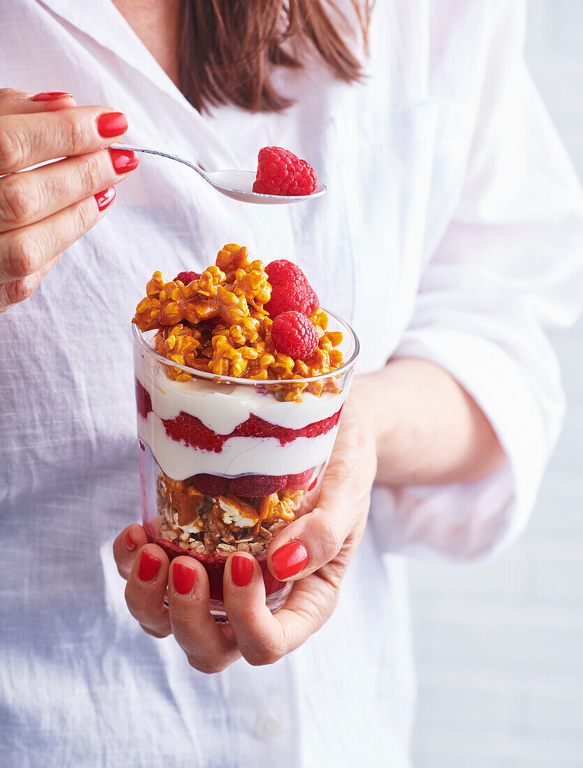 Müsli-Popcorn-Trifle mit Himbeeren