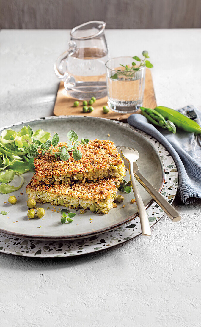 Herzhafter Reiskuchen mit Erbsen